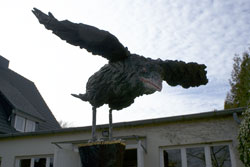 Raabe auf Sockel, Holzskulptur